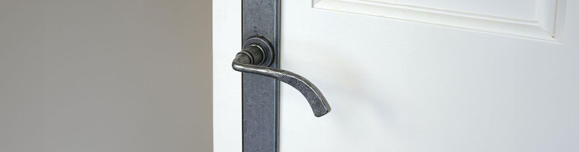 How to fit a door handle and mortice latch - Video