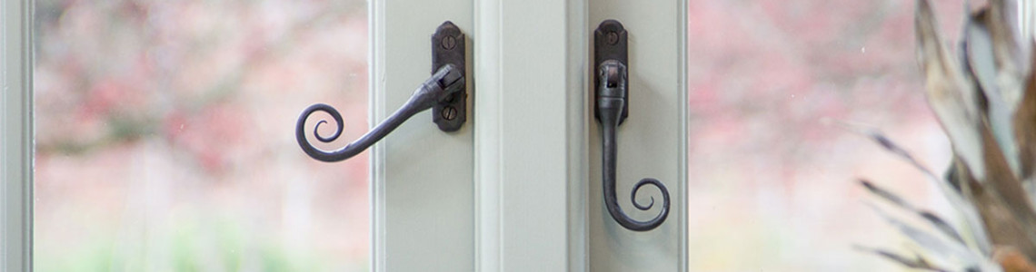 Left and right window handles explained - Video