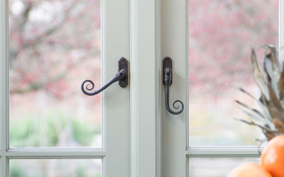 Left and right window handles explained - Video