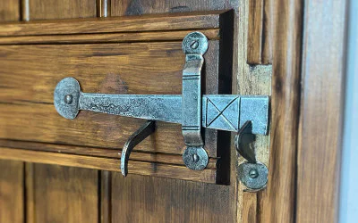 How to fit a thumb latch - Video
