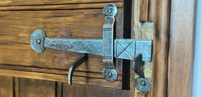 How to fit a thumb latch - Video