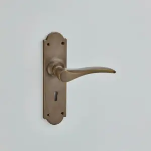 Distressed Antique Brass (DAB)
