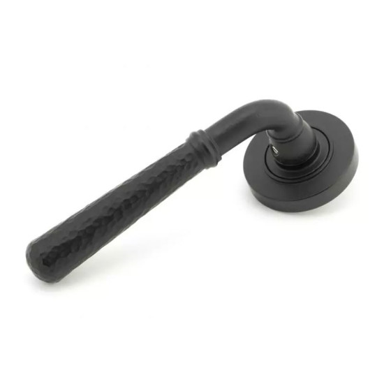 Matt Black Hammered Newbury Lever Door Handle on Round Rose Set - Unsprung