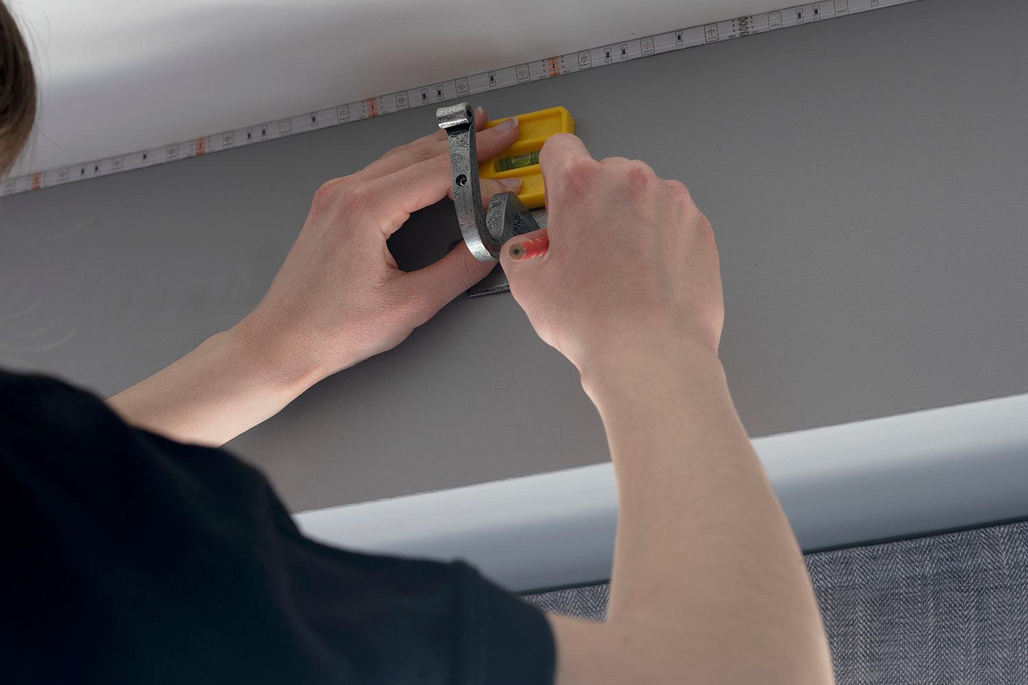 Marking the location of the centre curtain bracket